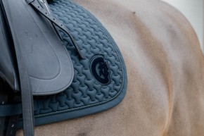 Kentucky Dressur Schabracke Plaited 3D Logo tannengrün
